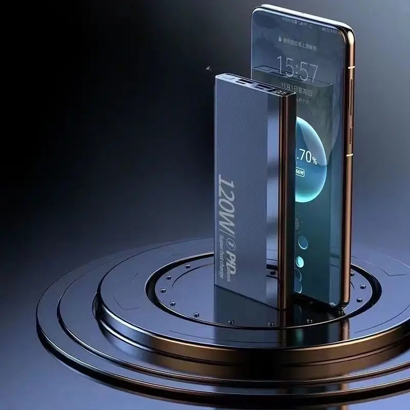 Banco de energía portátil de carga rápida de 120 W en color negro mate y de líneas elegantes, con diseño minimalista y rotulación plateada, que incorpora una pantalla digital.