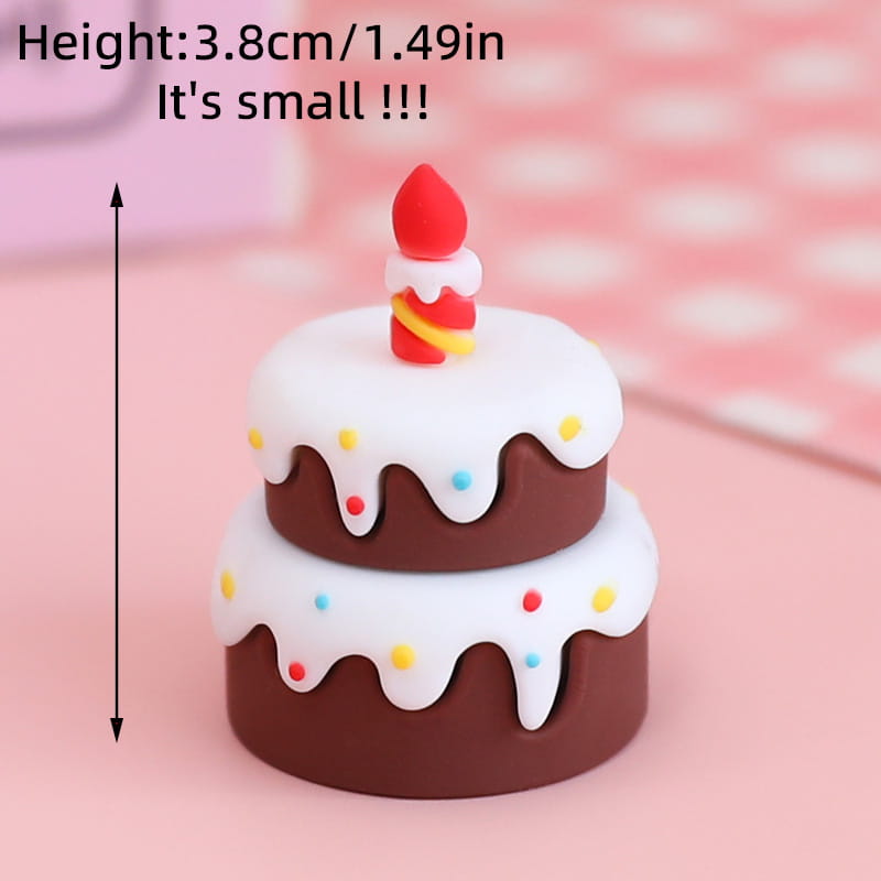 Décoration de sujet de gâteau pour couple en PVC pour la décoration d’anniversaire de la Saint-Valentin, comprenant une figurine miniature de gâteau au chocolat à deux étages avec glaçage blanc, des décorations de petits confettis colorés et une bougie rouge sur le dessus.