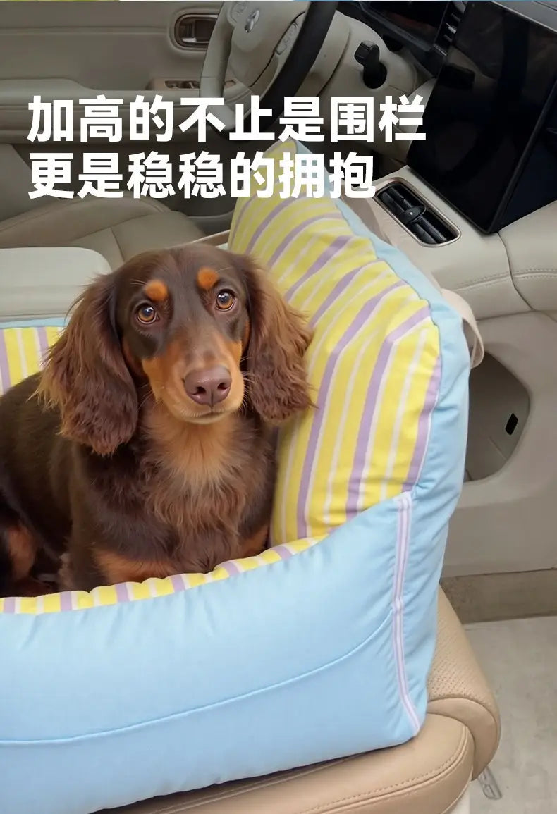 Un siège de voiture pour chien et un lit de voyage douillets pour petits chiens, avec un design rembourré souple à rayures bleu clair et jaune.