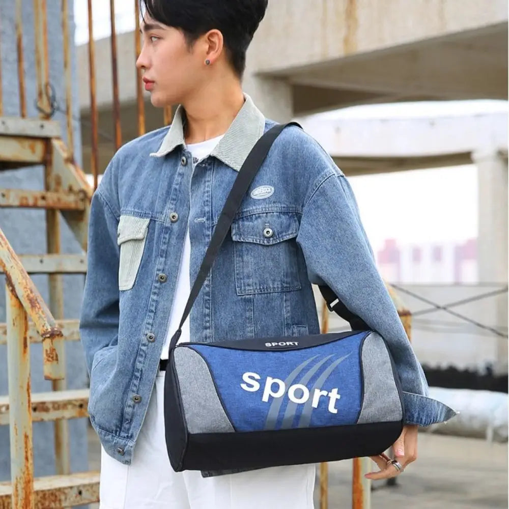 Bolsa tipo duffel para gimnasio de tamaño pequeño para entrenamientos de aptitud física, en azul y gris, con ribetes negros y letrero deportivo blanco.