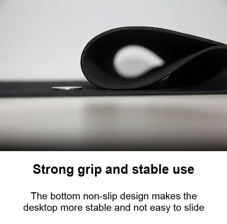 tapis de souris noir avec une surface lisse légèrement incurvée et des bords cousus, conçu comme grand tapis de bureau pour un endroit ventilé, dans la collection de tapis de bureau pour souris de jeu au chiot mignon.