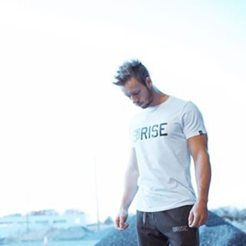 Weißes Kurzarm-Baumwoll-Herren-Workout-T-Shirt mit Gold-Rise-Logo; mit Rise-Aufdruck in schwarzer Großbuchstabenschrift über die Brust.