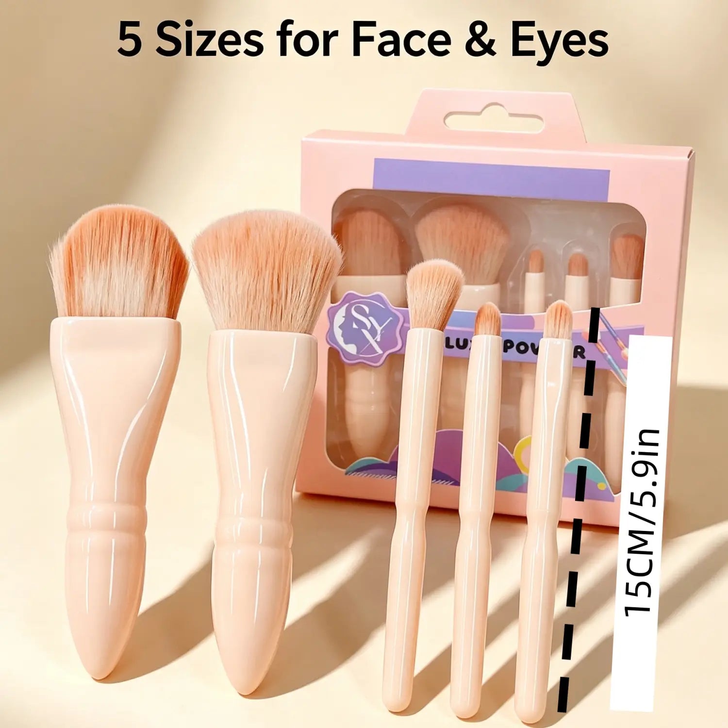 Ensemble complet de cinq pinceaux de maquillage avec des manches doux couleur pêche et des poils coniques duveteux dans un emballage rose pastel, fabriqués sur le territoire continental de Chine.