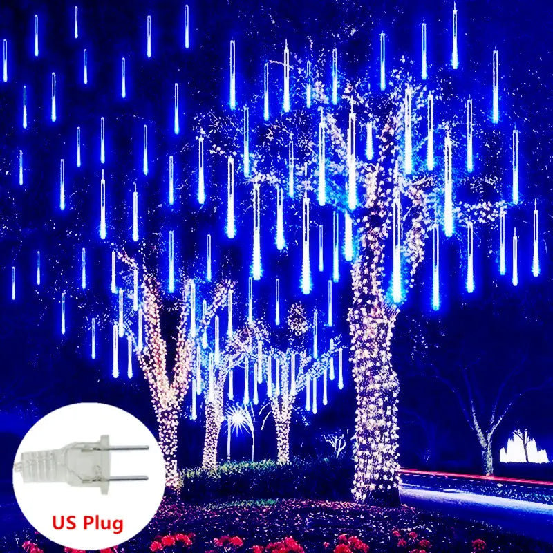 LED-Meteorschauer-Regen-Lichterkette mit blauen LED-Ikeldropen-Leuchtmitteln, die von Bäumen herabhängen und eine festliche Außendarstellung für die Nacht schaffen.