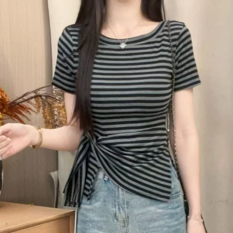 T-shirt d’été décontracté noué pour femmes, présentant des rayures noires et grises et un détail de nœud latéral torsadé sur les manches courtes.