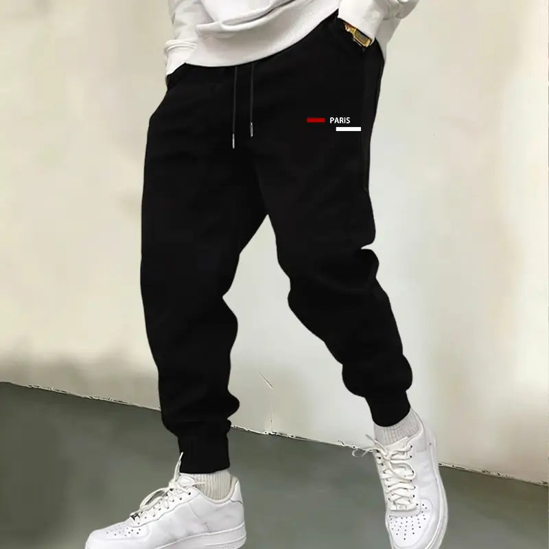Schwarze Jogger-Sweatpants für Herren mit Paris-Logo: mit weißem Paris-Logo und rotem Streifen auf dem linken Oberschenkel, mit elastischen Bündchen und Kordelzug am Bund.