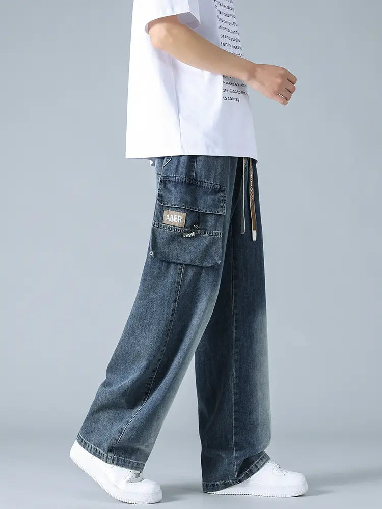 Jean cargo ample pour homme, grande taille, en denim teinte foncée : coupe décontractée et écusson de marque ader sur la poche de la cuisse.