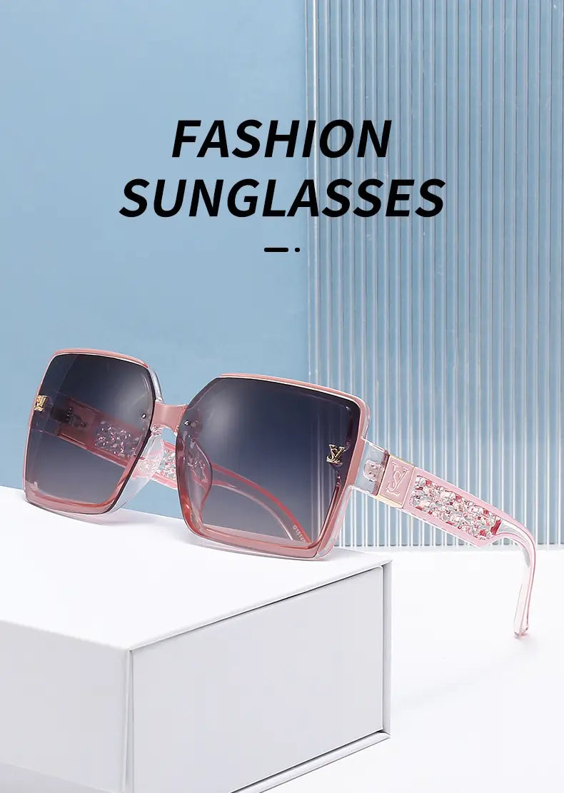 Lunettes de soleil carrées surdimensionnées roses avec protection UV400, ornées d’éléments scintillants et de logos LV ton sur ton or sur les branches, conçues comme des lunettes de créateur unisexes.