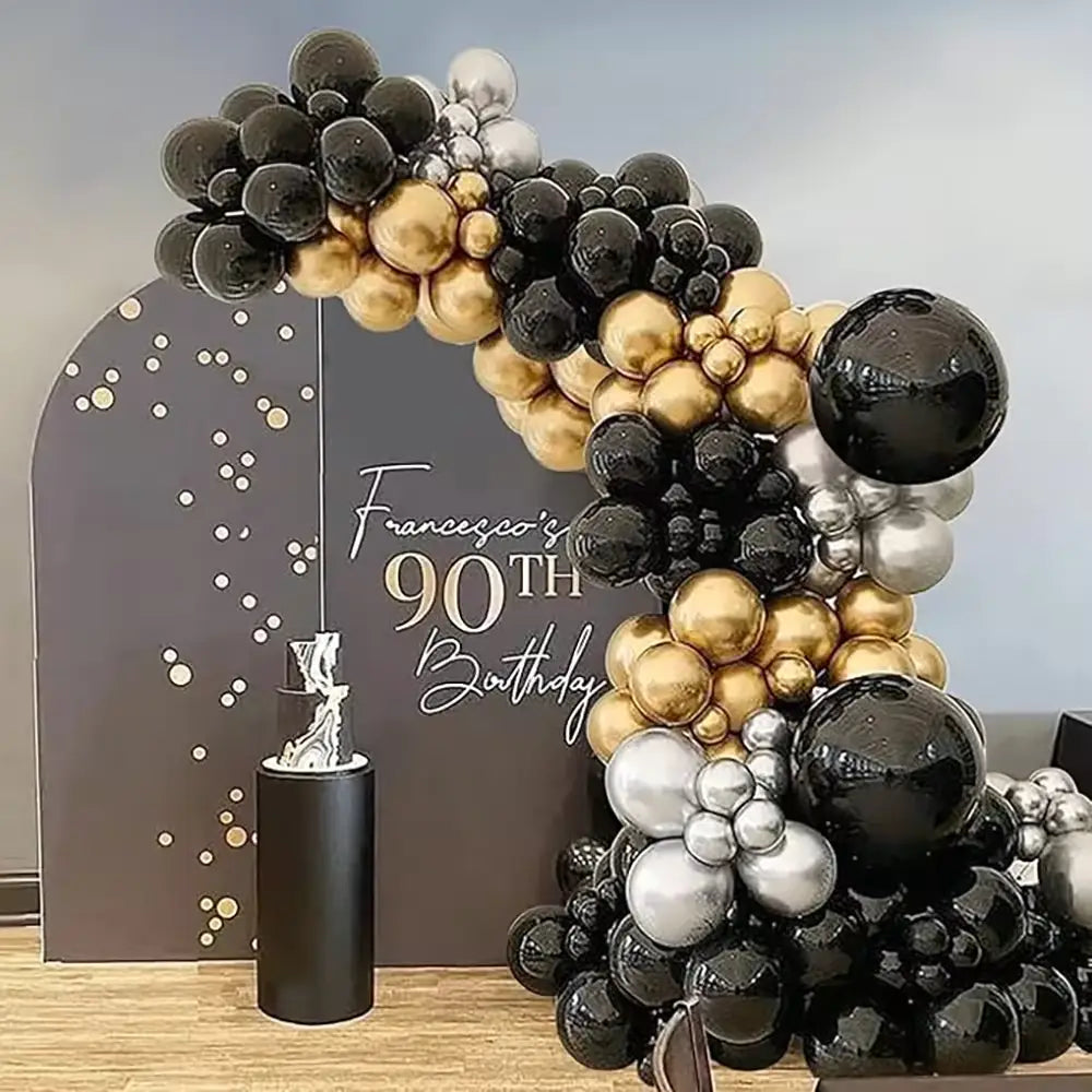 Elegantes Ballonbogen-Set aus Schwarz, Gold und Silber für Partys mit glänzenden Oberflächen und metallischen Ballons.