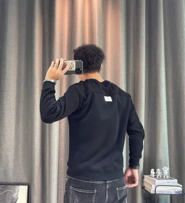 Hoodie noir texturé avec poignets côtelés et petite étiquette blanche sur le côté arrière de la collection de pull-over en maille à empiècement contrastant pour homme, manches longues