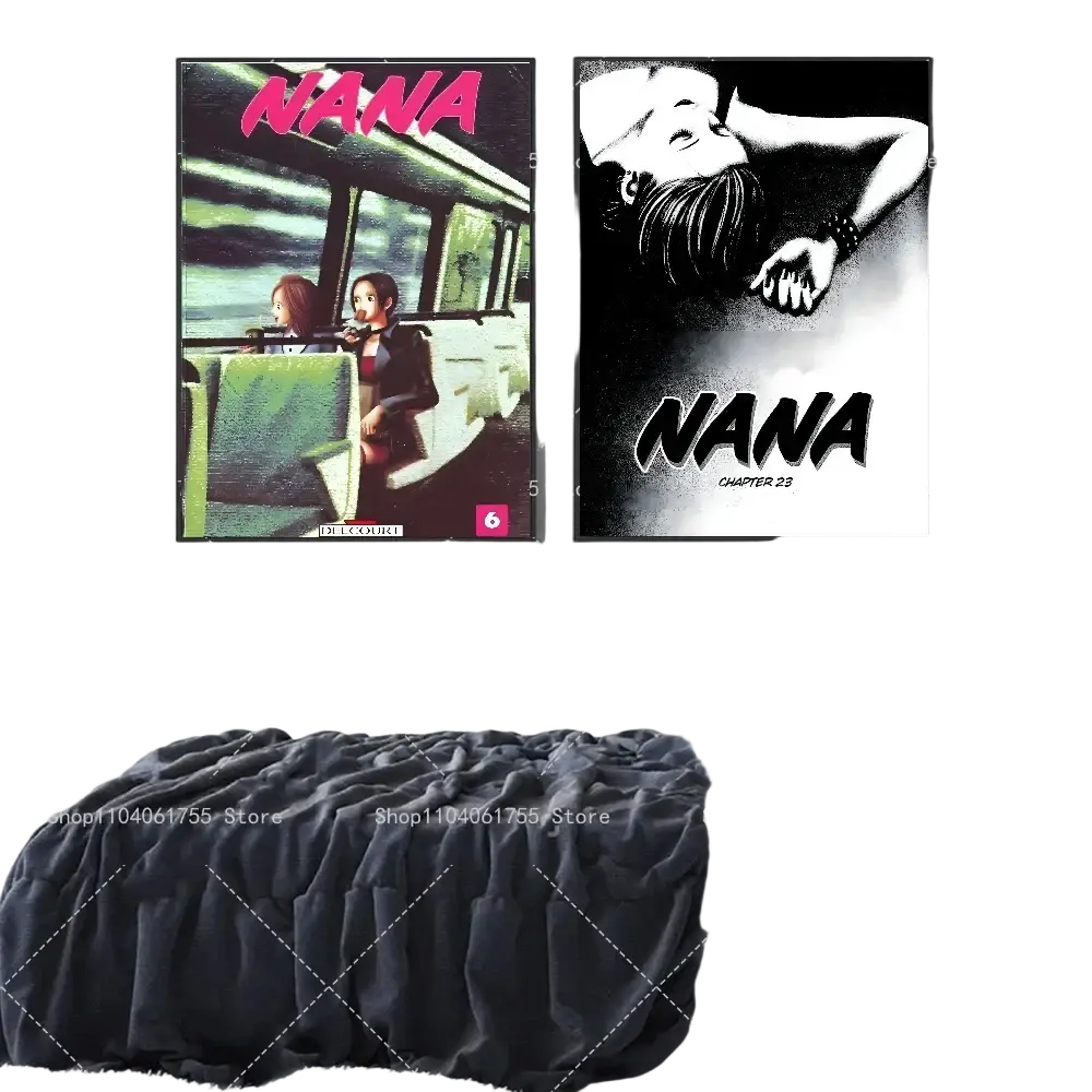 Couverture d’appoint en velours matelassé noir affichée à plat, avec un motif losangé visible, dans le contexte d’un autocollant-sticker d’affiche murale étanche de type classique animé Nana.