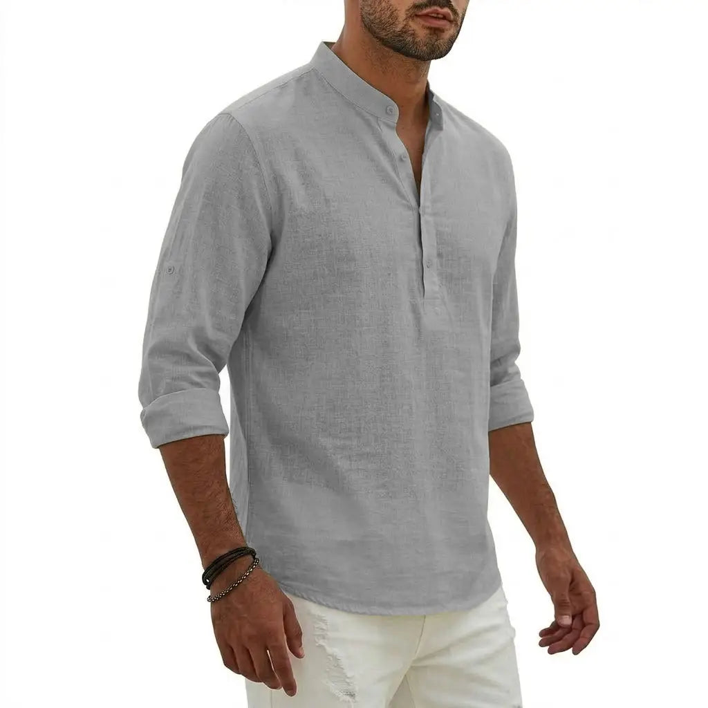 Chemise Henley en lin pour homme gris clair avec col mandarin et manches retroussées, haut d’été décontracté à manches longues.