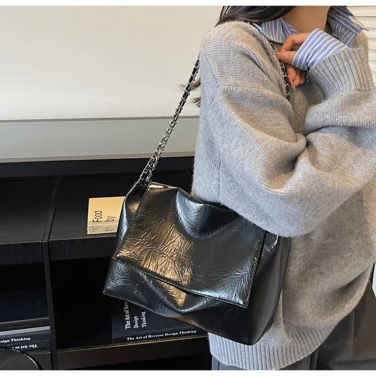 Bolso bandolera negro de antecruda falso brillante con correa de cadena, que muestra un diseño de gran capacidad, ideal para bolsos bandolera elegantes.