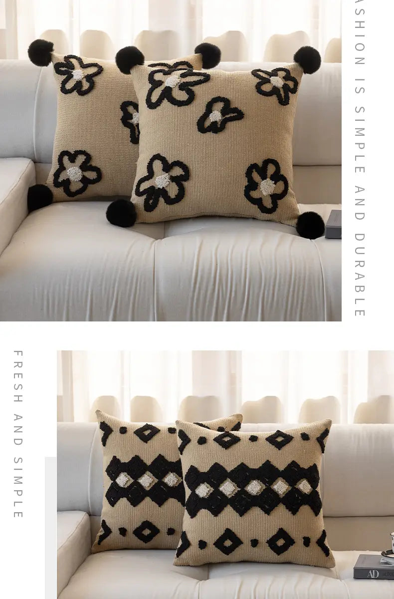 Housse de coussin bohème beige en tricot, avec des motifs floraux et géométriques brodés en noir et des pompons noirs à chaque coin, pour la décoration du salon.