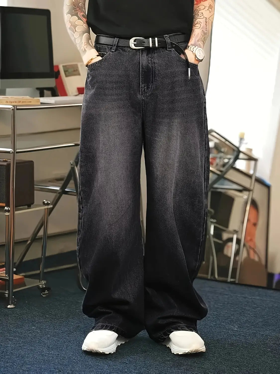 Jeans en denim à jambe large pour hommes, lavage foncé, style rétro streetwear ample, avec une ceinture noire.
