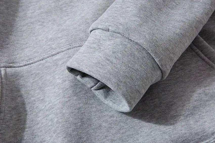 Graues meliertes Fleece-Ärmelmaterial mit gerippten Bündchen vom Stussy-Graffiti-Pullover mit Kapuze für lässige Herrenbekleidung.