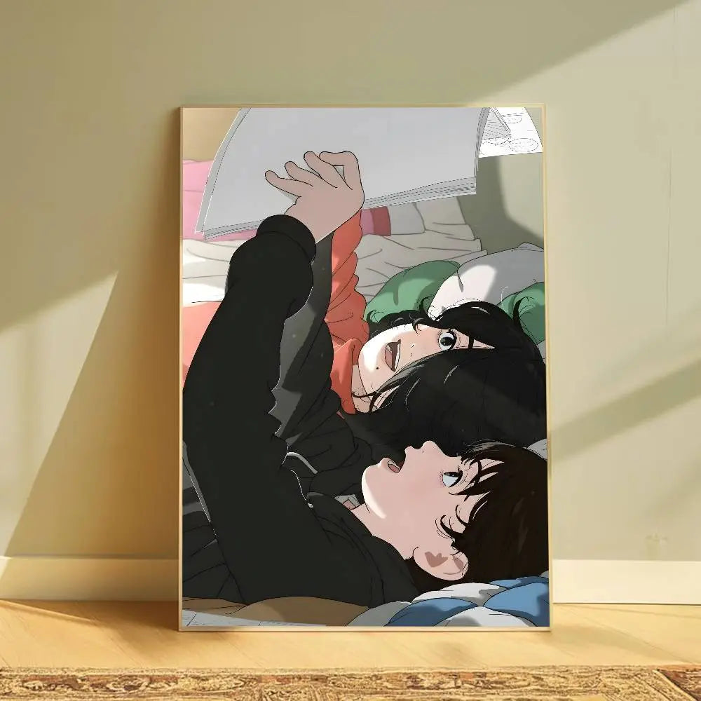 Cartel ilustrado estilo anime con marco que presenta dos personajes en una pose acogedora e íntima, diseñado como arte mural gráfico moderno para un entorno de sala de estar.