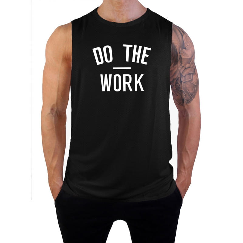 Débardeur noir sans manches de type muscle avec le texte « do the work » imprimé en lettres blanches épaisses, conçu comme un gilet de fitness à séchage rapide pour les entraînements en salle de sport des hommes.