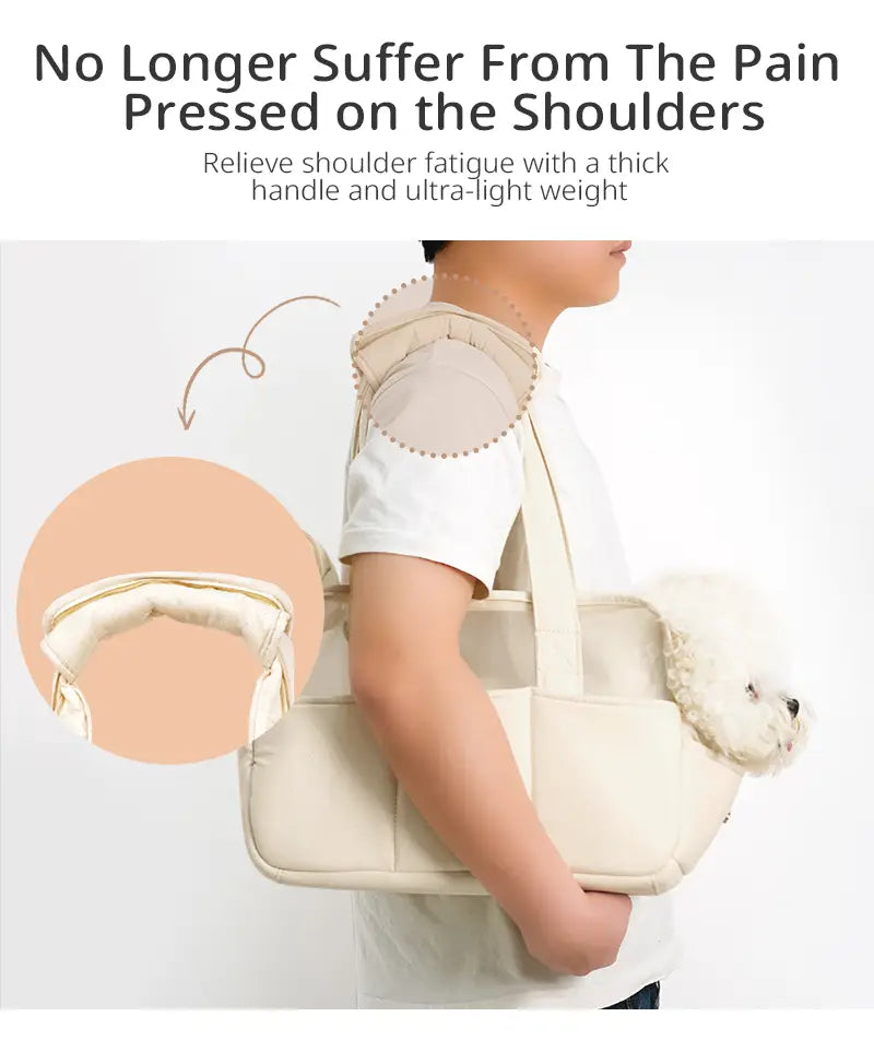 Sac à dos pour chien de petite taille en toile respirante de couleur crème, doté d’une poignée épaisse rembourrée et d’un extérieur en tissu souple.