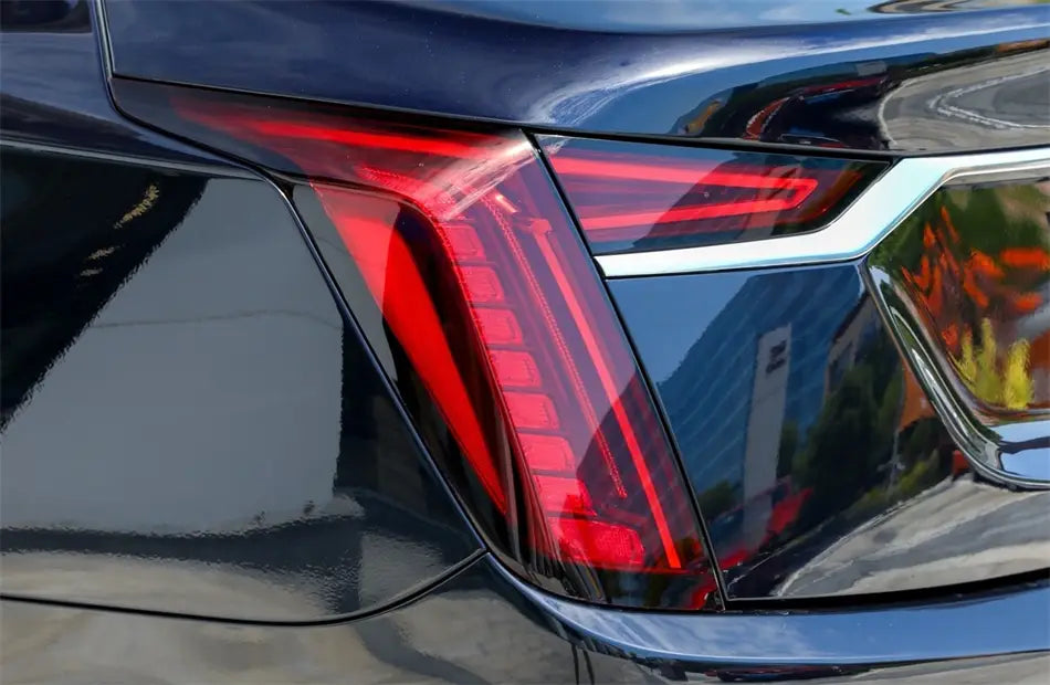 2019〜2022年対応の洗練されたキャデラック CT6 リアテールライトカバーの背面は、艶のあるブラックの樹脂に収められた鮮やかな赤色LEDストリップと、鋭い角度のあるデザインが特徴です。
