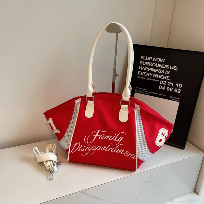 Sac de bowling rouge et blanc, tote d’activités sportif à épaule brodé, affichant le lettrage « family disappointment » en couleur crème, panneaux latéraux en maille et accents numériques.