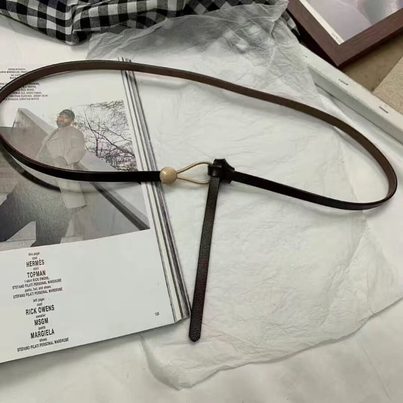 Ceinture en cuir PU fine pour femmes, élégante, marron foncé, au design minimaliste, avec une petite boucle en bois ronde et deux fines lanières.