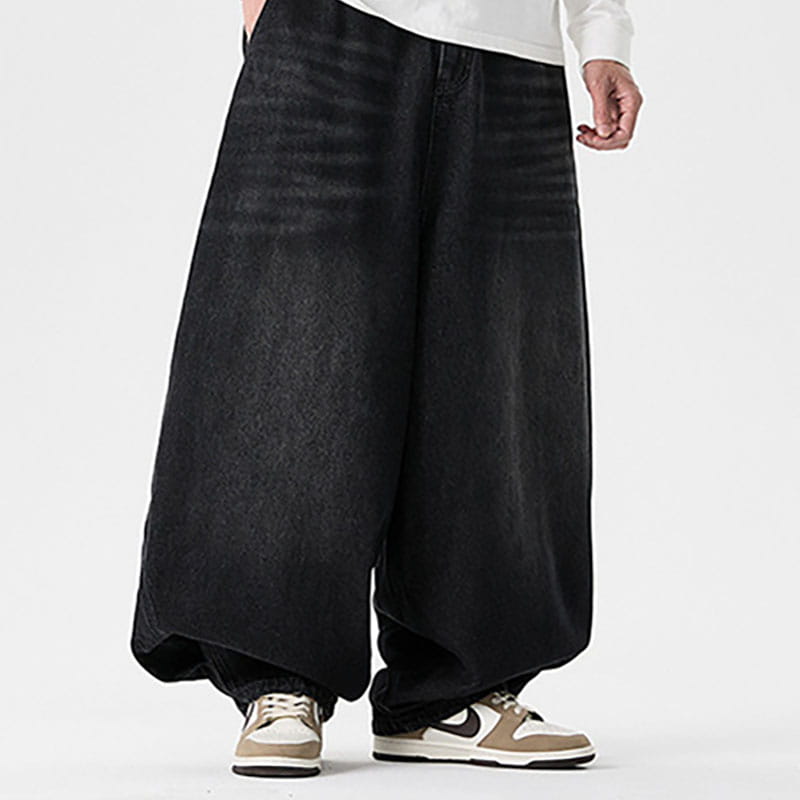 Des jeans japonais rétro à jambes larges pour hommes en grandes tailles en denim noir, avec une coupe décontractée et un léger effet délavé.