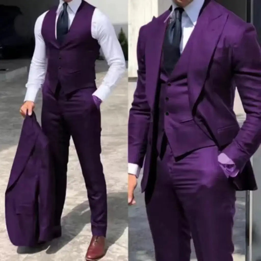 Smoking trois pièces ajusté pour homme de couleur pourpre, comprenant une coupe ajustée élégante avec un gilet assorti et un type de fermeture standard, idéal pour les occasions formelles.