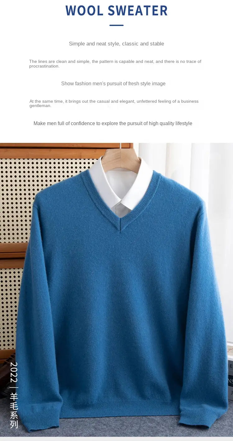 Herren-Merino-Cashmere-V-Ausschnitt-Pullover aus einfarbiger blauer Wolle mit gerippten Bündchen, auf einem Holzkleiderbügel dargestellt.