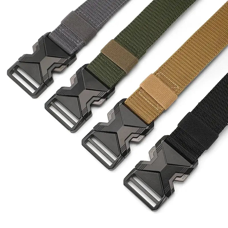 Quatre ceintures tactiques en nylon pour hommes, de couleur gris olive, vert sable et noir, avec une sangle respirante et des boucles en forme de X finition noir mat.