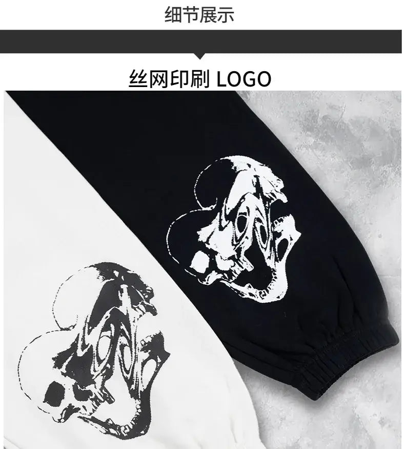 Pantalons d’entraînement graphiques pour hommes, sweatpants noirs et blancs, avec un crâne stylisé en sérigraphie sur la jambe, pour un usage en vêtements d’entraînement.
