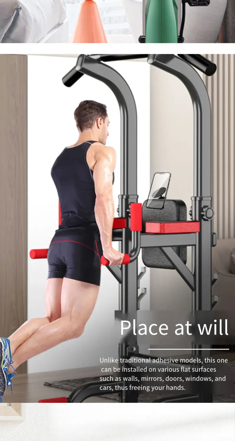 Vista frontal de un soporte magnético para teléfono de doble cara negro y rojo con altura ajustable, diseñado para barras de dominadas del gimnasio en casa.