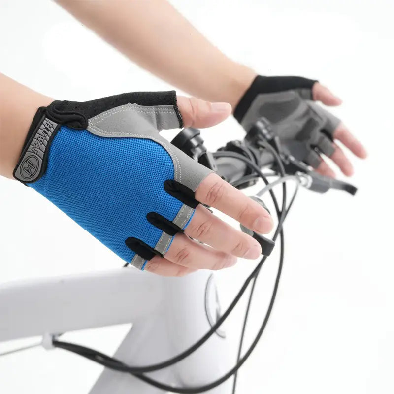 Guantes de ciclismo de media yema en color azul y gris con detalles negros, mostrados por el lado trasero transpirable, diseñados para entrenamientos de fitness.