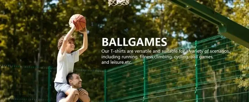 Un enfant portant un t-shirt blanc et un short bleu saute pour lancer un ballon de basket orange, mettant en avant un ensemble de sport deux-pièces pour homme, d’été.