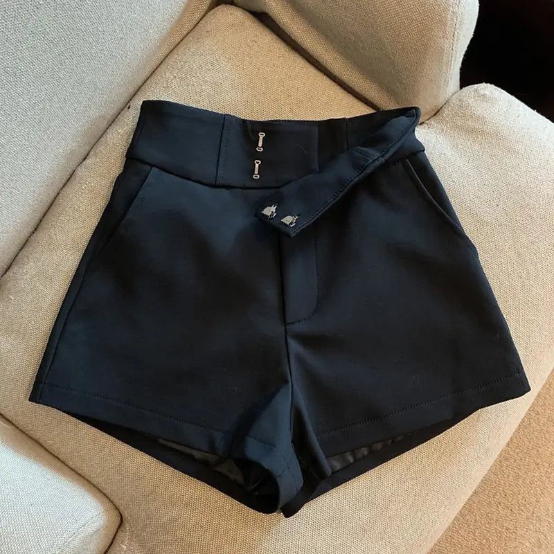 Damen-High-Waist-Shorts von Mooyufon in Schwarz mit einer eleganten, maßgeschneiderten Gestaltung und Verschluss vorne mit Reißverschluss.