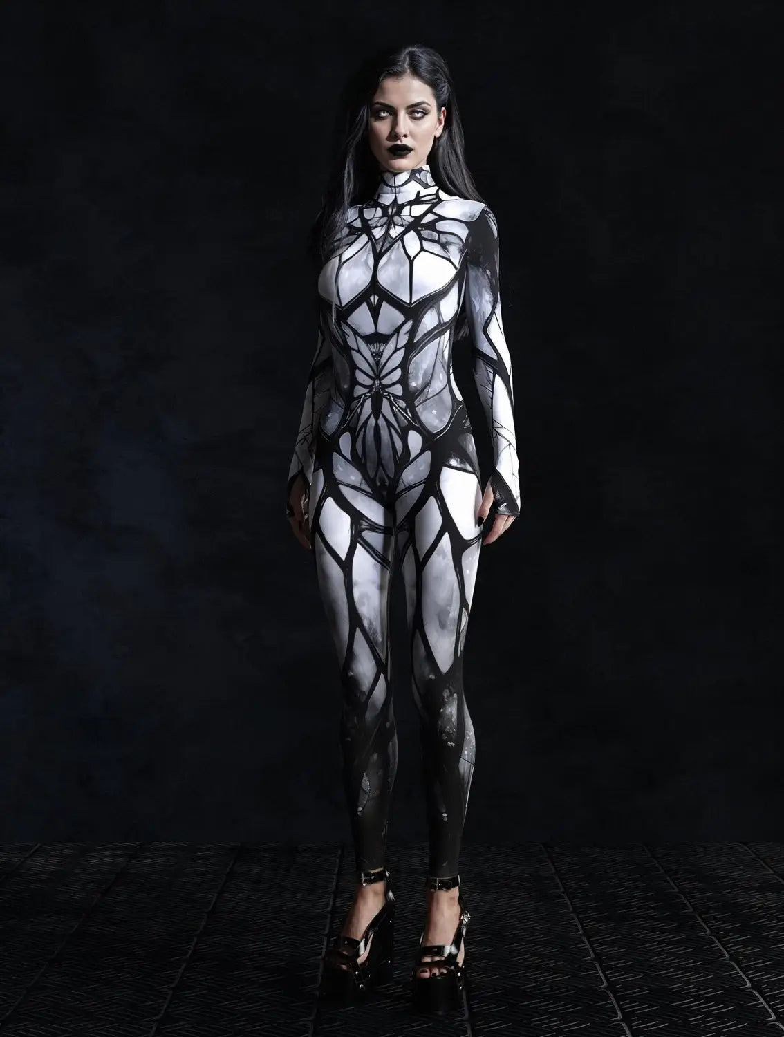 Elegante disfraz tipo body con telaraña geométrica en blanco y negro, con un patrón intrincado tipo encaje y un diseño ceñido al cuerpo.