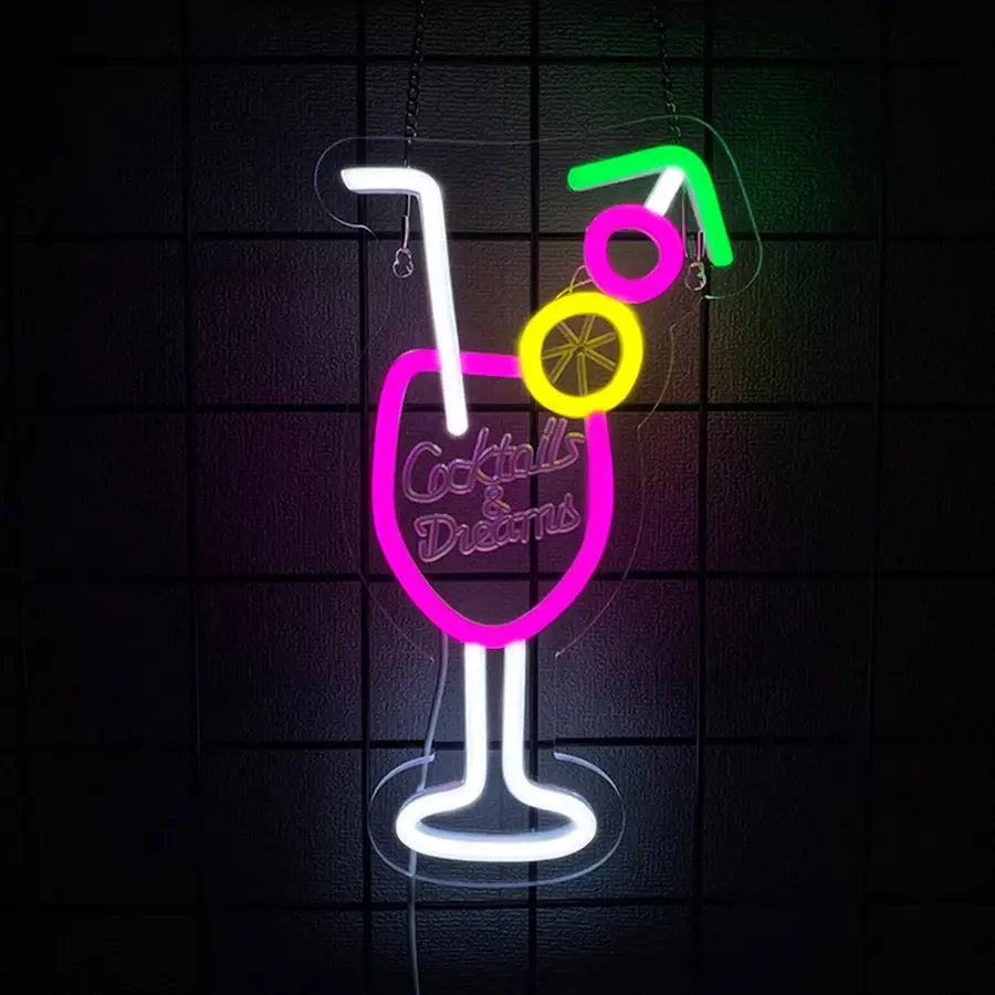 enseigne néon vibrante en forme de verre à cocktail, avec des tubes lumineux rose, blanc, jaune et vert formant une paille à boisson, une tranche de citron et une garniture à la cerise dans le produit de l’enseigne néon « Cocktails and Dreams »
