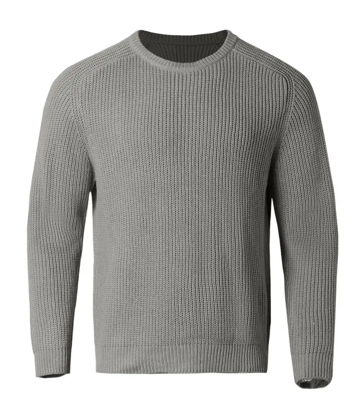 Ein grauer Chunky-Rippstrickpullover für Herren mit lässigem Crewneck und langen Ärmeln aus warmem Strickmaterial