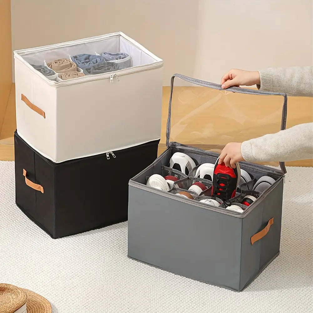Organisateur de rangement pour chaussures en tissu d’oxford gris, avec couvercle transparent et plusieurs compartiments internes pour un rangement et une organisation efficaces des chaussures.