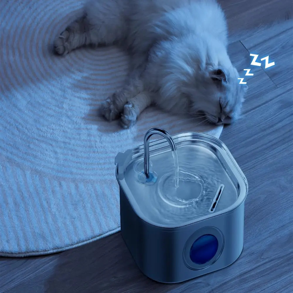 Silberner und transparenter Edelstahl-Futter- und Trinkbrunnen für Haustiere mit gebogenem Auslauf und Wasserpumpe, die in einem Design für den Wasseraufgeber fließt.