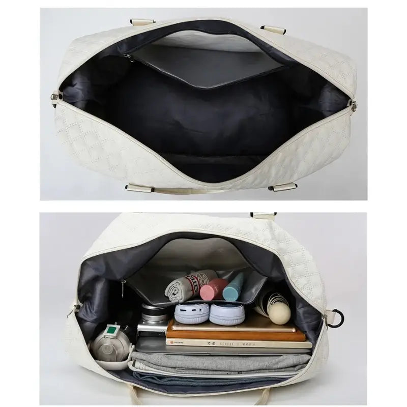 Bolsa de viaje tipo duffel acolchada color marfil con forro interior negro, diseñada como un tote weekender grande