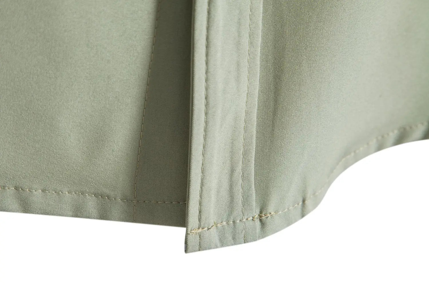 gros plan sur le bord ourlé d’une chemise à manches courtes vert olive pour homme, avec des coutures soignées sur un tissu en coton, idéal pour des chemises de plage et des styles décontractés unis pour hommes