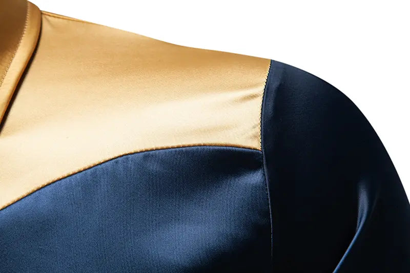 Herrenhemd mit goldfarbenem Besatz aus Satin mit elegantem Zweifarben-Design, mit goldfarbenem Schulterpaneel und navyblauem Satinstoff im unteren Bereich.