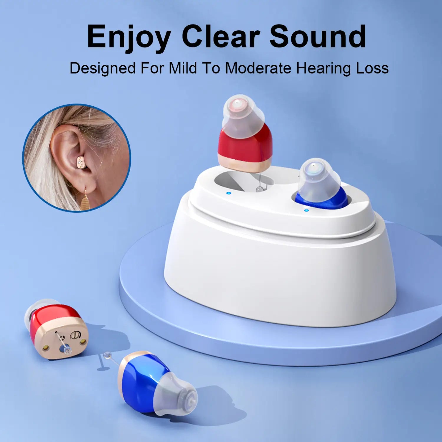 Amplificateurs d’aides auditives intra-auriculaires rechargeables avec un design rouge et bleu derrière l’oreille et des accents en bois, présentés sur une base de charge blanche.