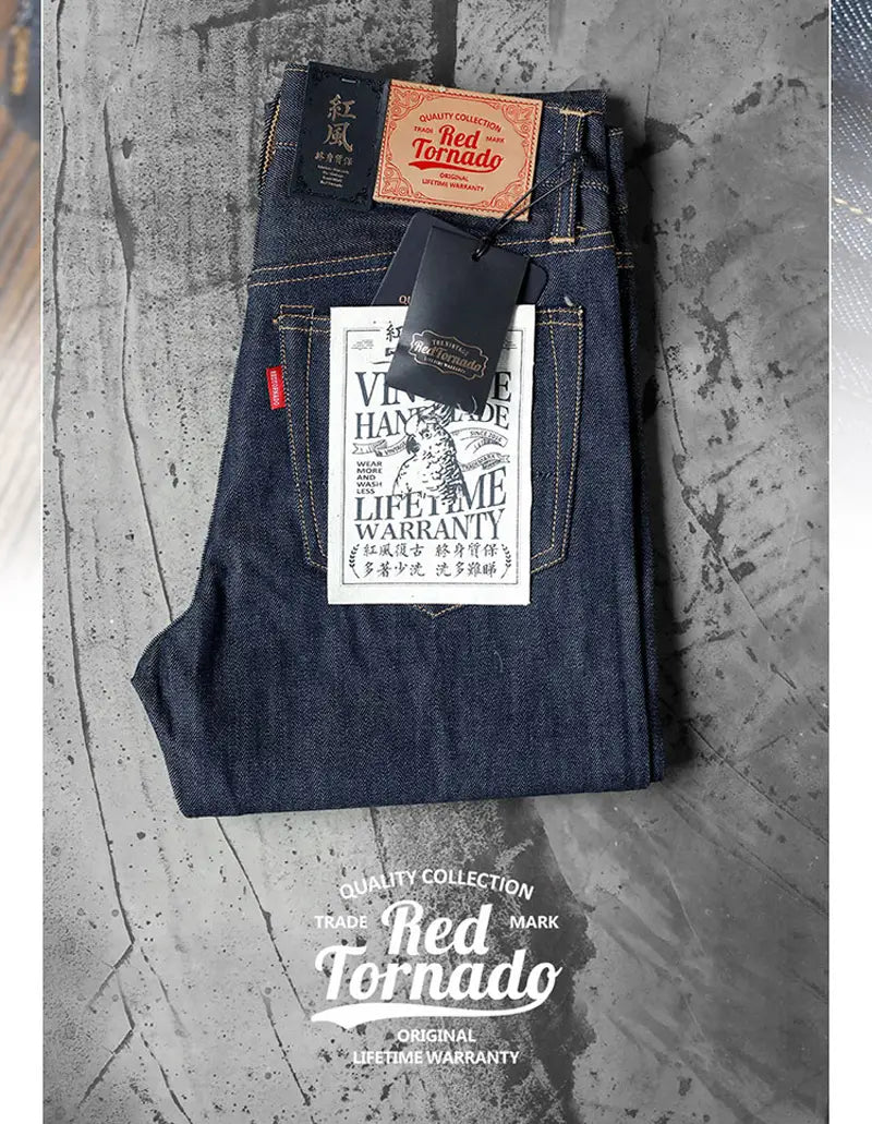 Jean en denim indigo foncé avec un design vintage réalisé à la main, doté d’un empiècement rouge et d’étiquettes noires de la marque Red Tornado, pour le jean slim droit en selvedge 16 oz « Red Tornado ».