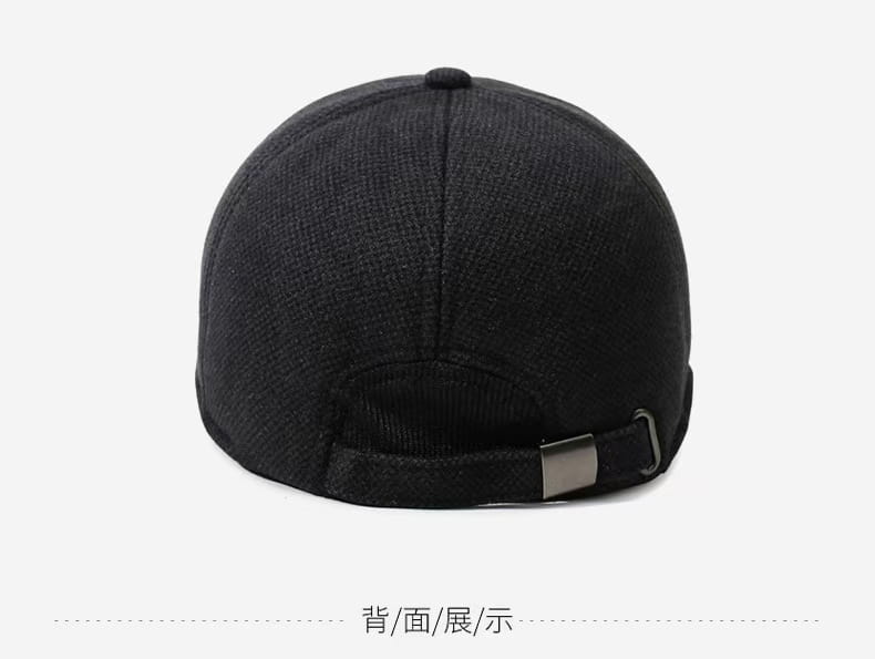 casquette de baseball d’hiver pour homme à rabats d’oreilles en laine texturée noire, vue depuis l’arrière, avec sangle de réglage à boucle métallique.