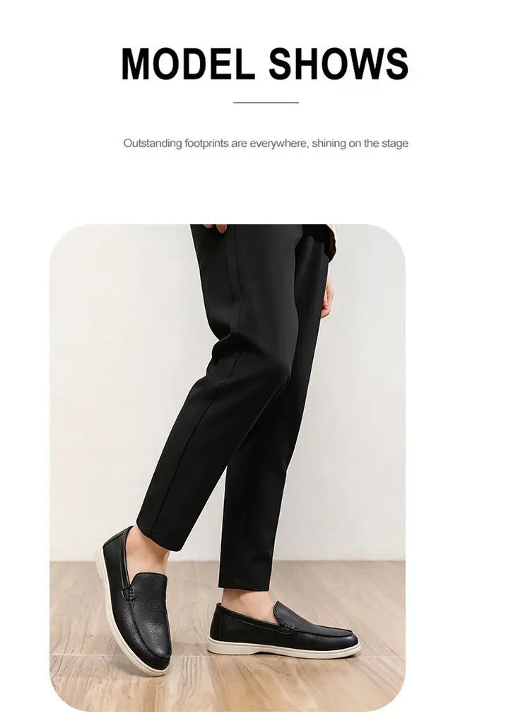 Mocassins à enfiler en cuir noir pour hommes, présentant une texture perforée discrète et une semelle en caoutchouc blanc pour un port décontracté.