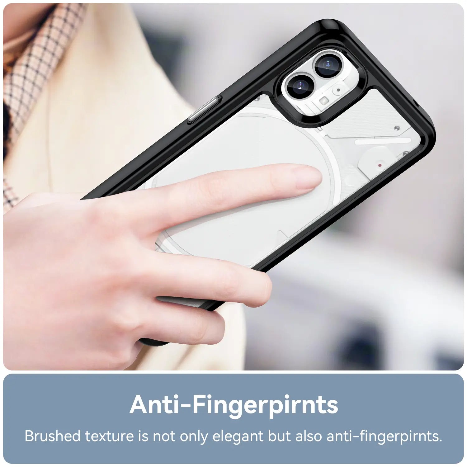 coque Nothing Phone 1 noire et transparente avec texture brossée et patin de charge magnétique intégré, présentée depuis l’arrière.