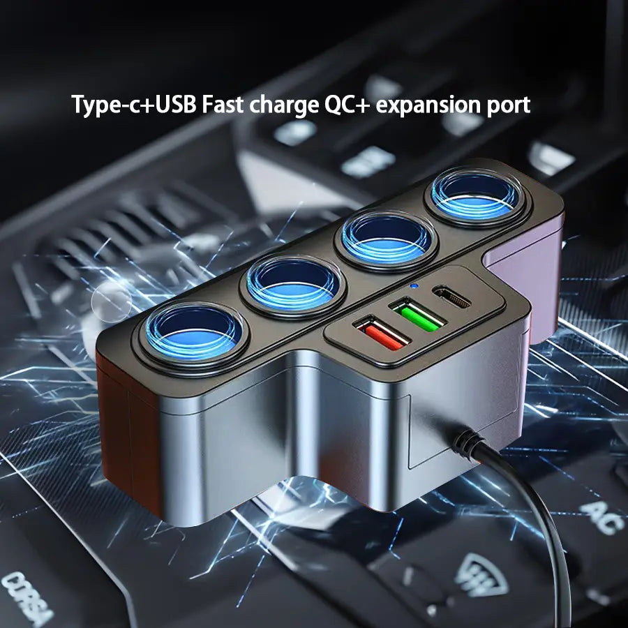 青く発光する円形シガーライター差し込み口3つと、赤および緑のUSB-Aポート2つを備えた、シルバー＆ブラウンの120Wマルチポート急速充電対応車載充電器。