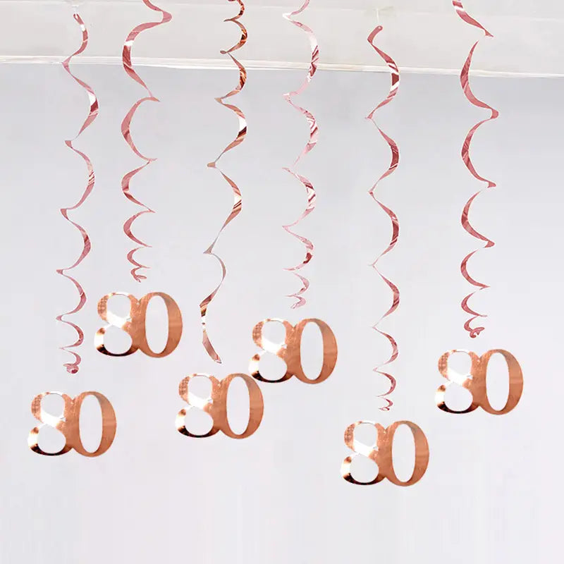 Décorations suspendues du numéro 80 en doré rosé, avec des guirlandes en spirale conçues pour des décorations en tourbillon d’anniversaire, âges variés.